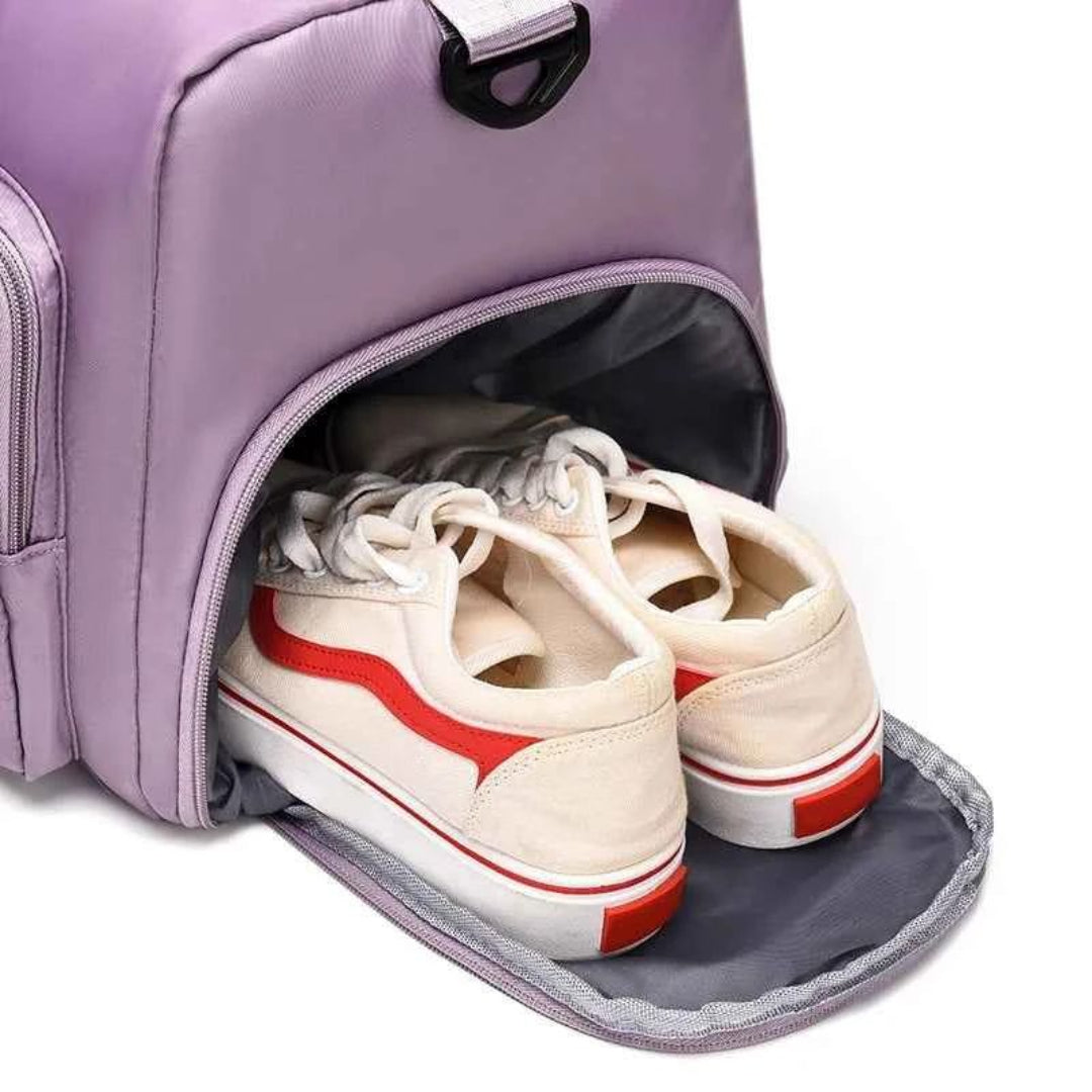 Sapatos e roupa úmida separados das peças limpas