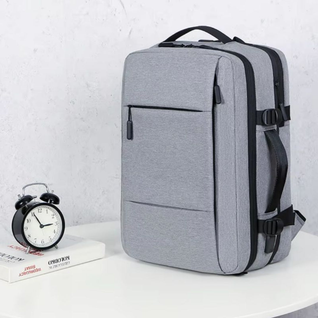 Notebook, cabos e itens de trabalho em áreas próprias