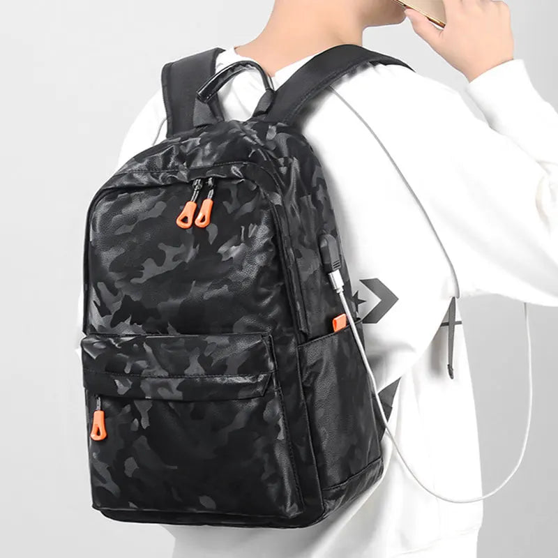 Mochila escolar menino camuflada SelvaSchool em ângulo de 45 graus