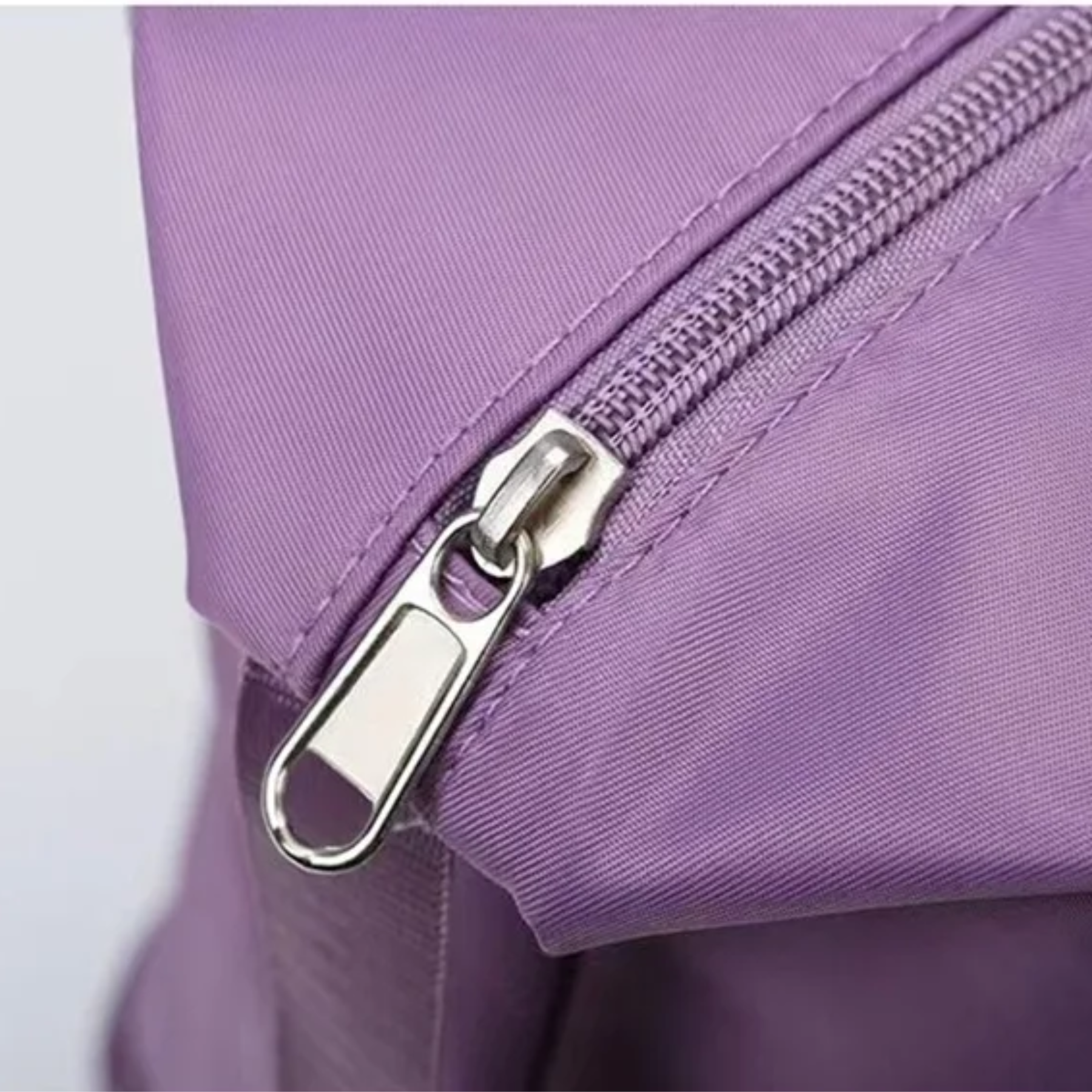 Bolsa de viagem feminina preta expansível vista traseira com alças ajustáveis