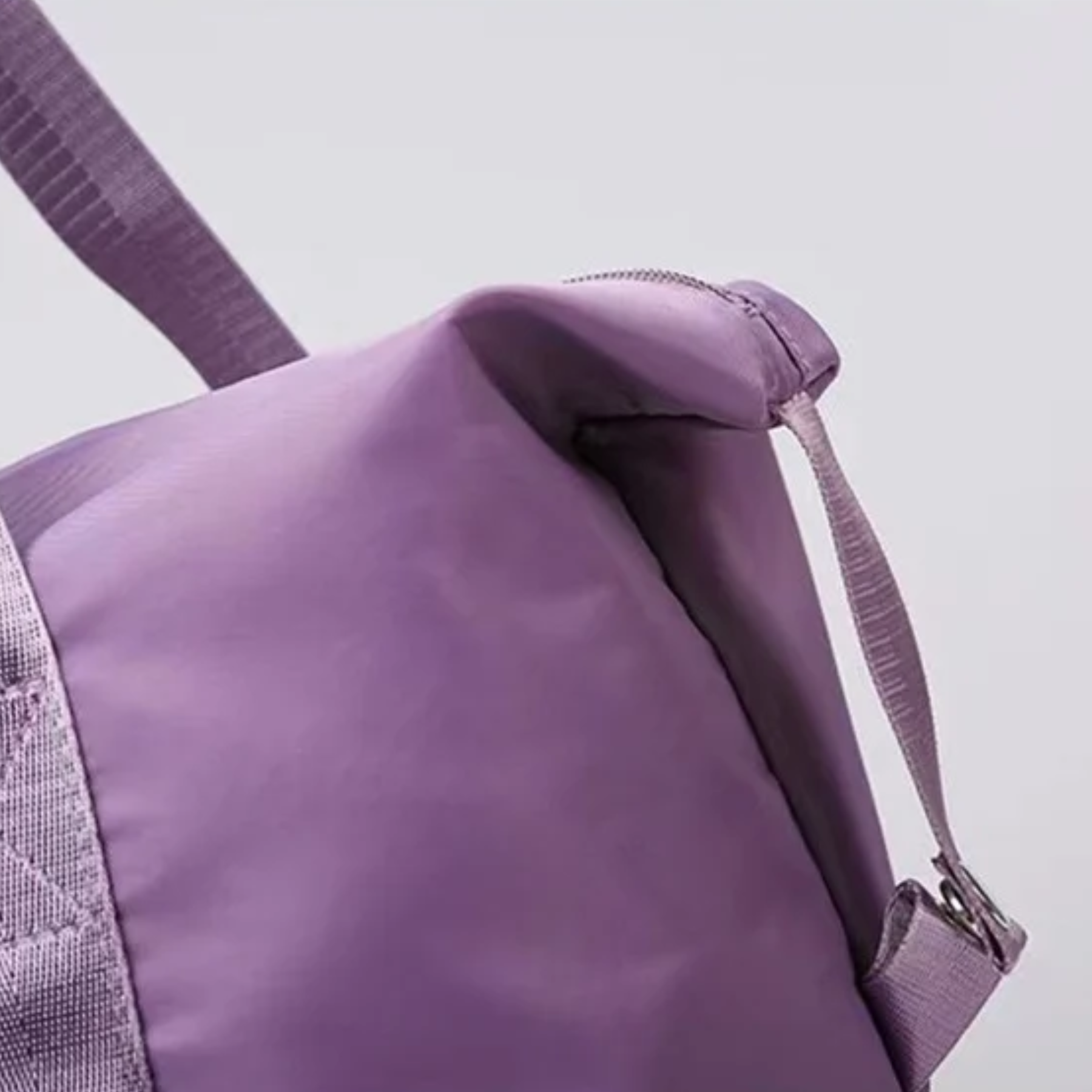 Bolsa feminina rosa expansível mostrando detalhe de aumento de capacidade