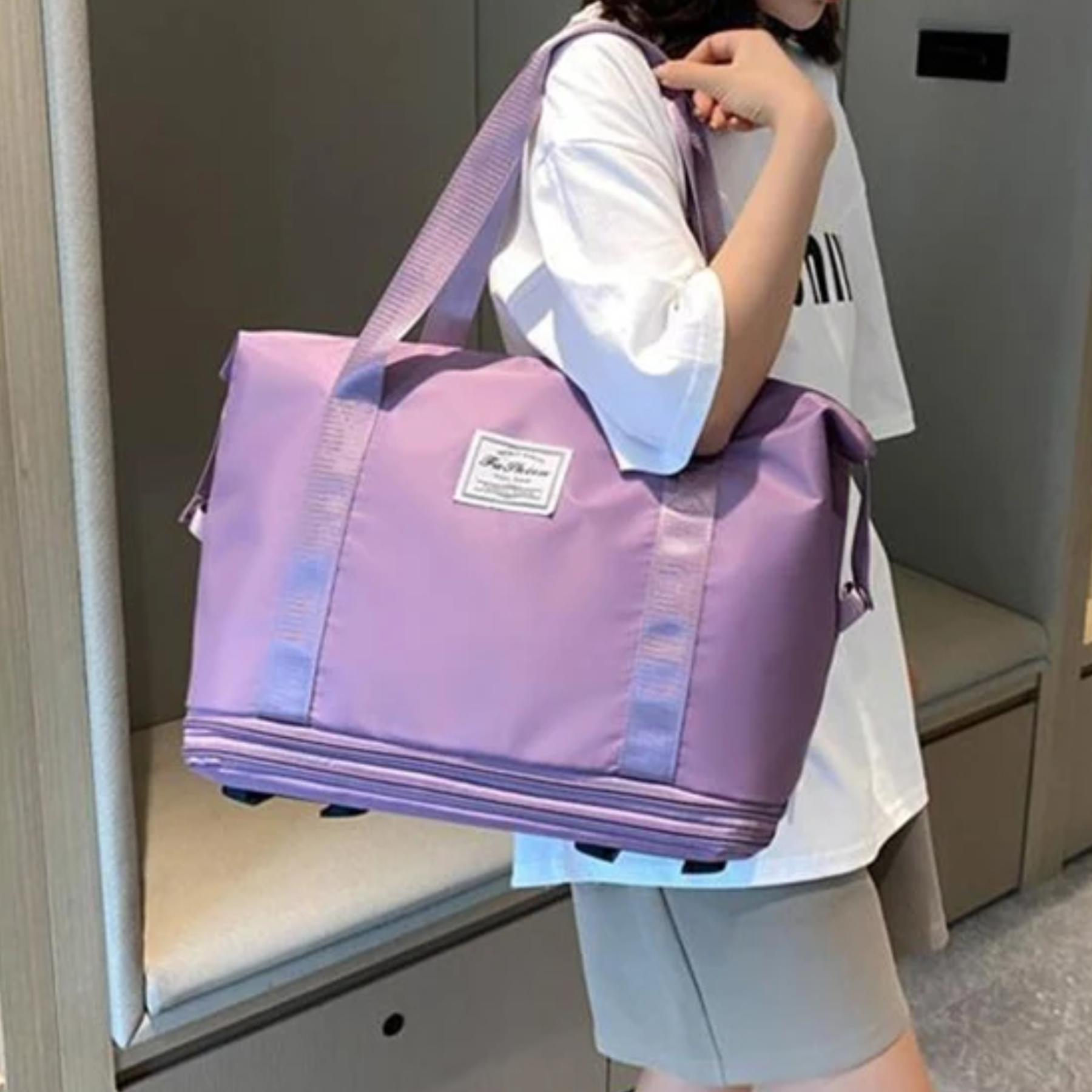 Bolsa expansível feminina roxo claro de viagem vista lateral com design minimalista