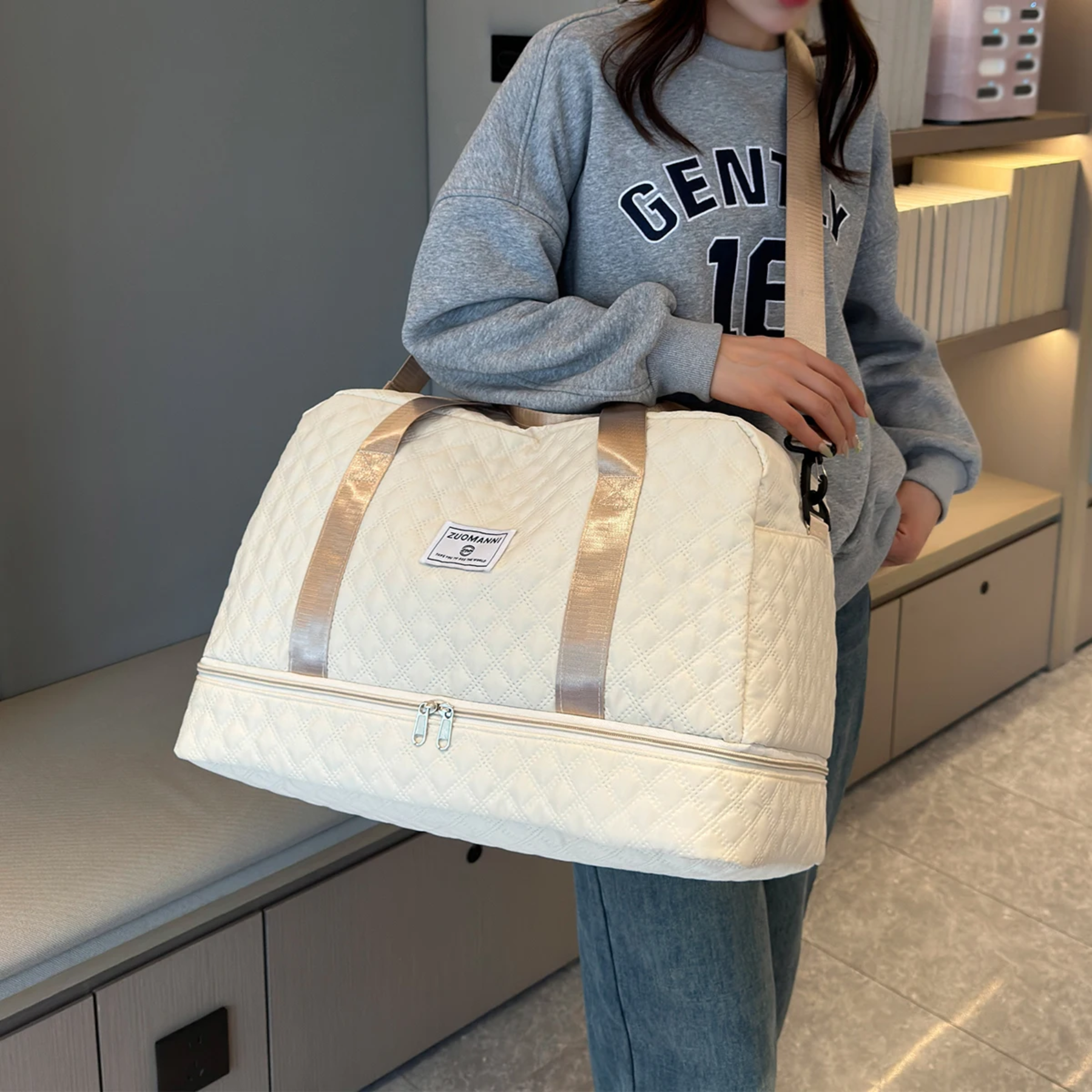 Bolsa de viagem feminina FitCap bege ao lado de acessórios de viagem.