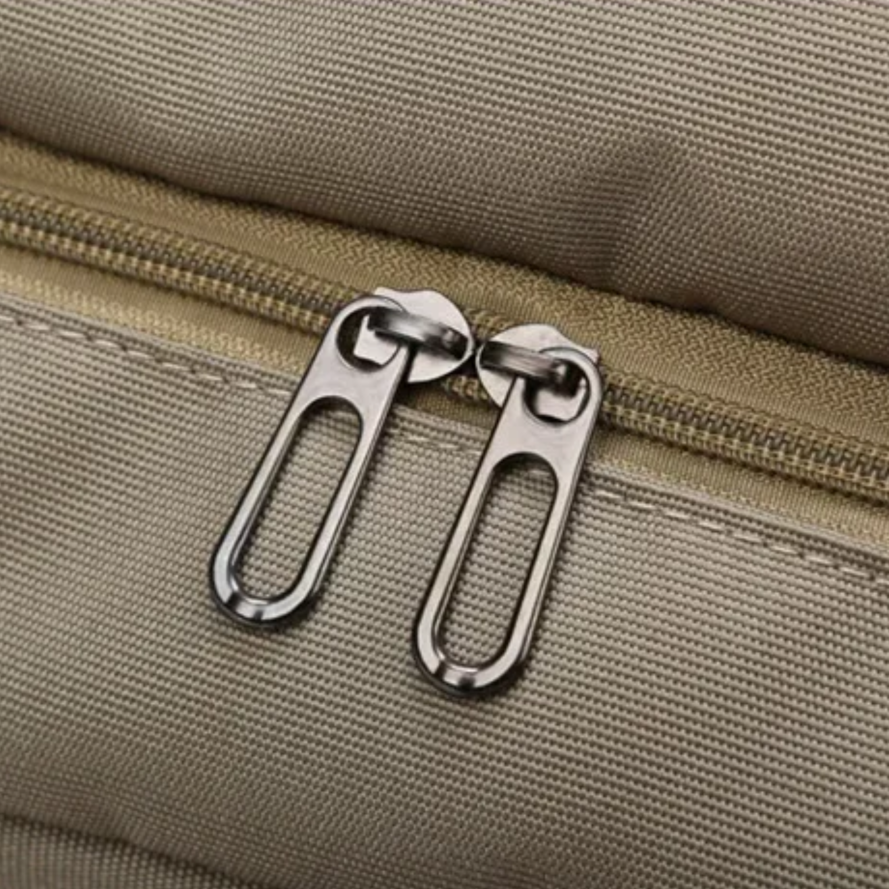 Close no acabamento premium da bolsa feminina UltraPack bege impermeável