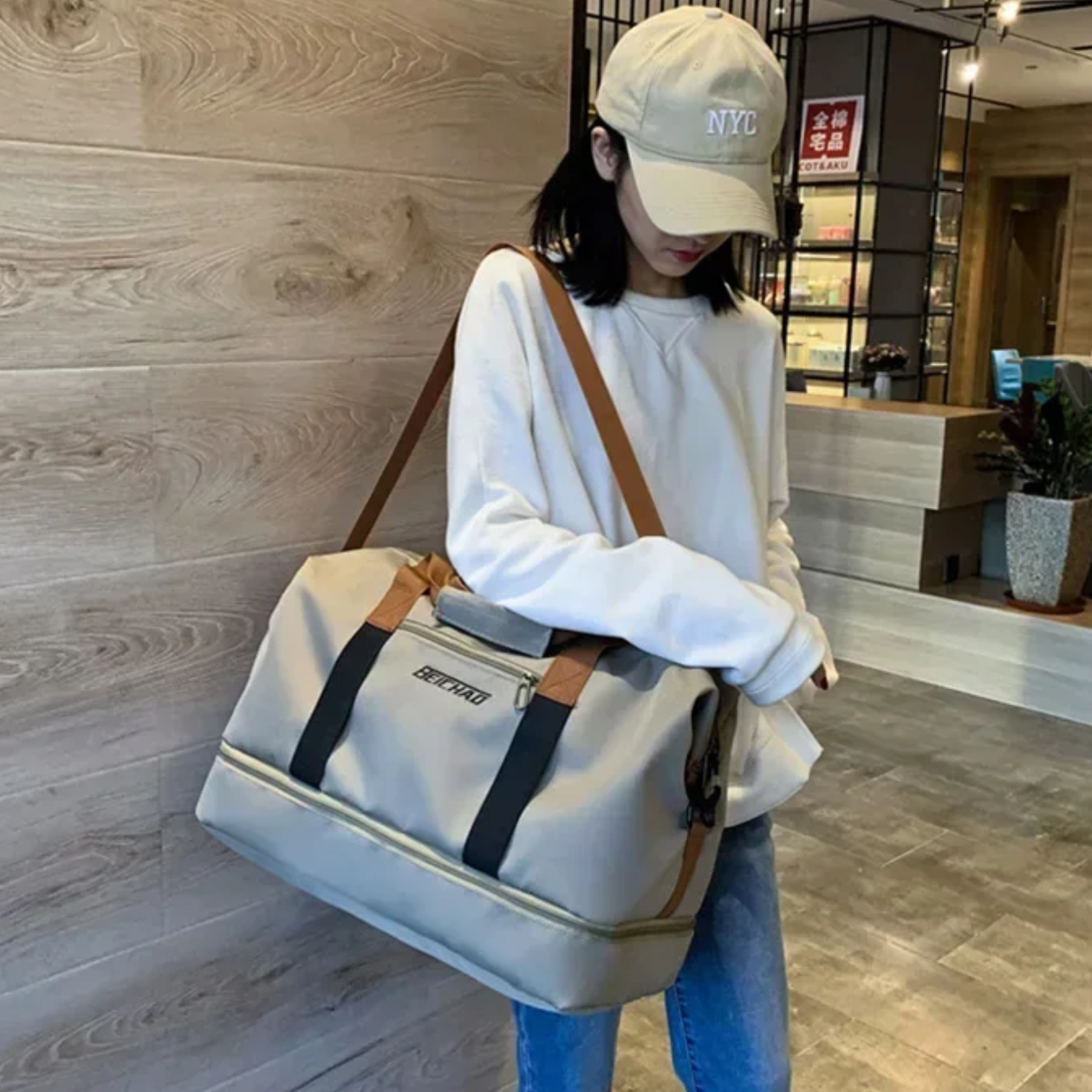 Parte traseira da bolsa feminina bege UltraPack com alças reforçadas