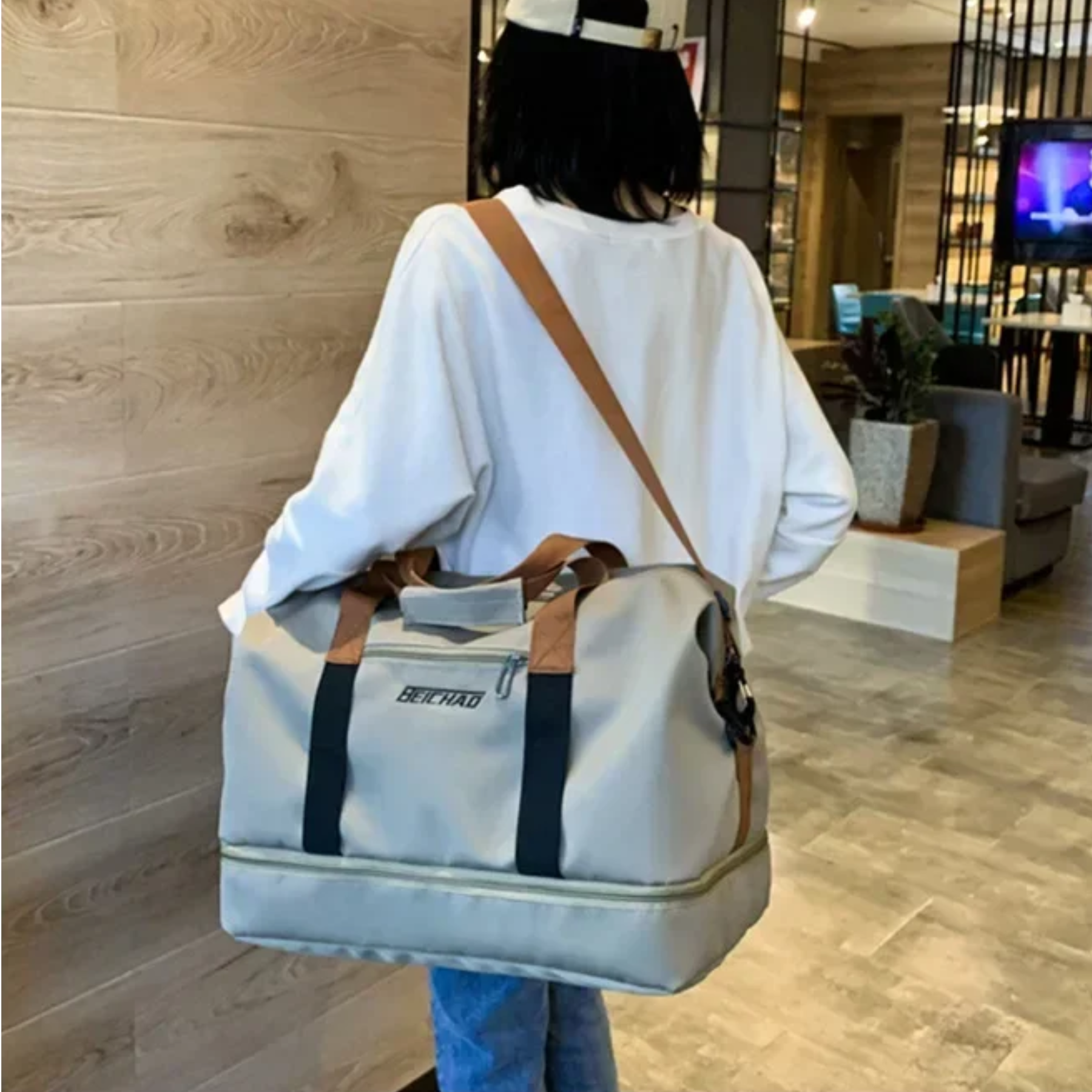 Vista lateral da bolsa feminina bege UltraPack mostrando elegância e praticidade
