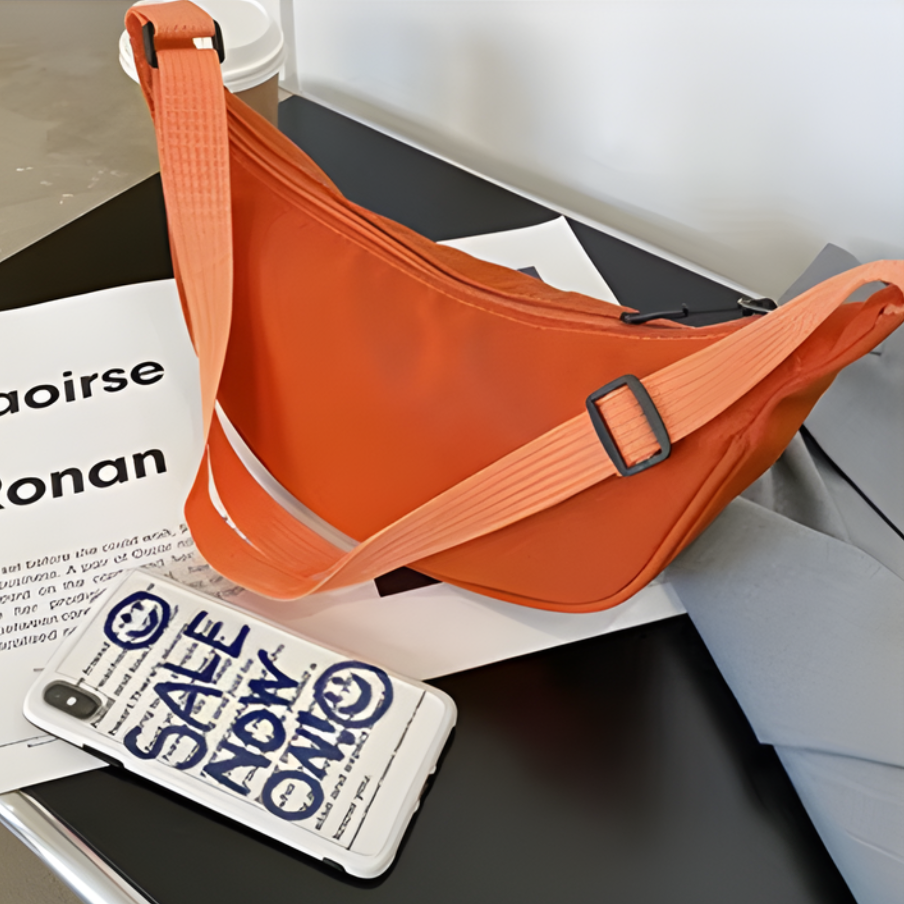 Textura do nylon e acabamento da Bolsa Luna Belle laranja de perto