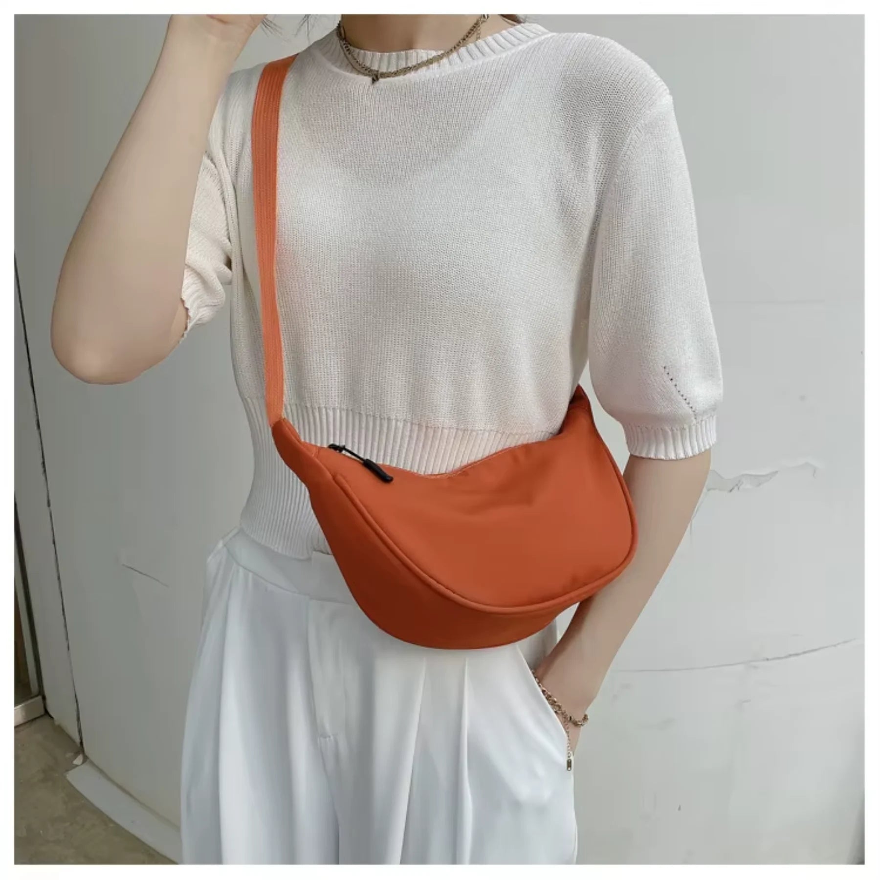 Bolsa crossbody Luna Belle laranja usada no corpo pela frente