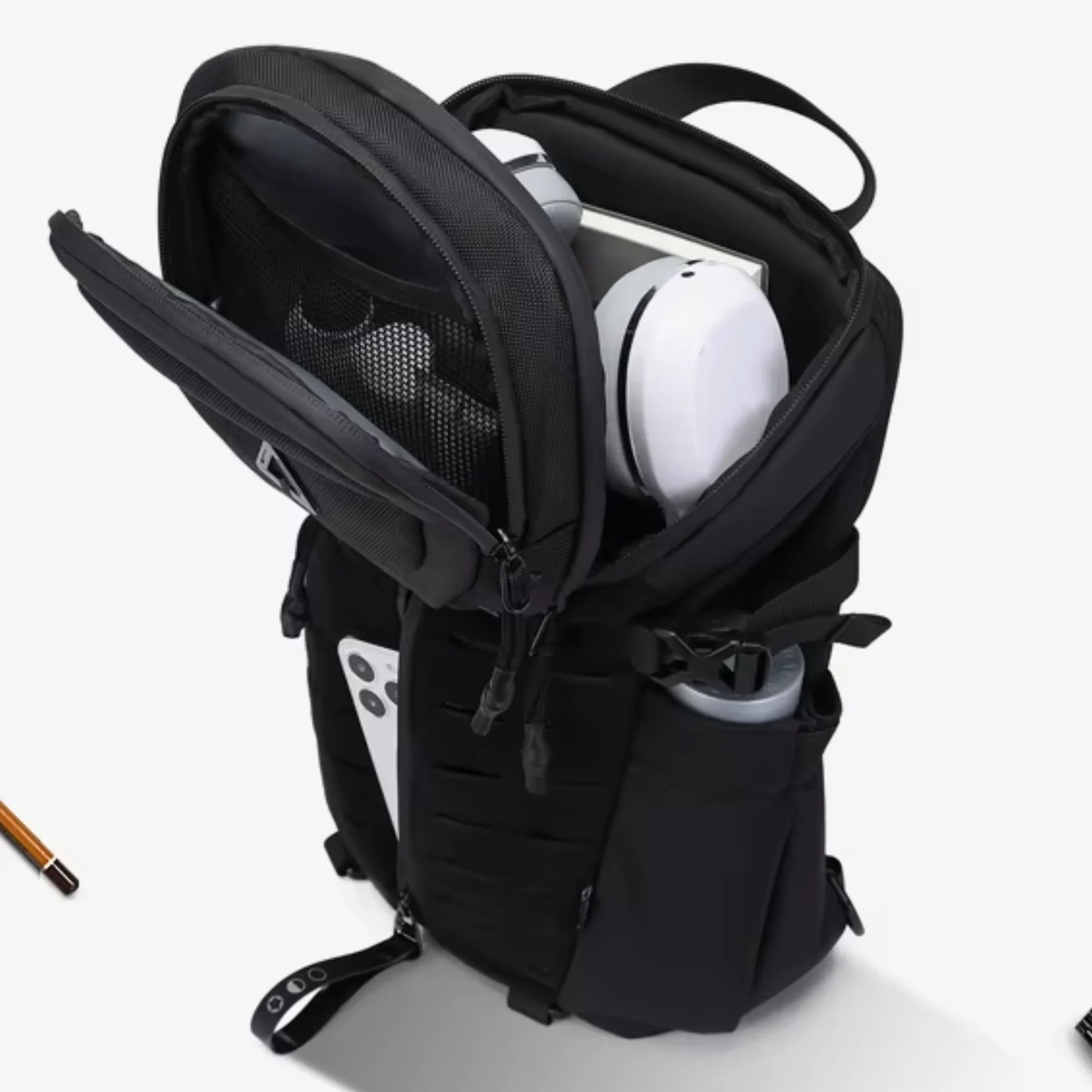 Detalhe interno da bolsa Zyro preta com divis�rias multifuncionais