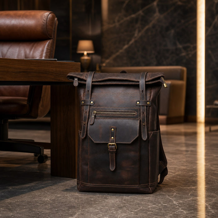 Mochila de couro Crazy Horse em ambiente executivo