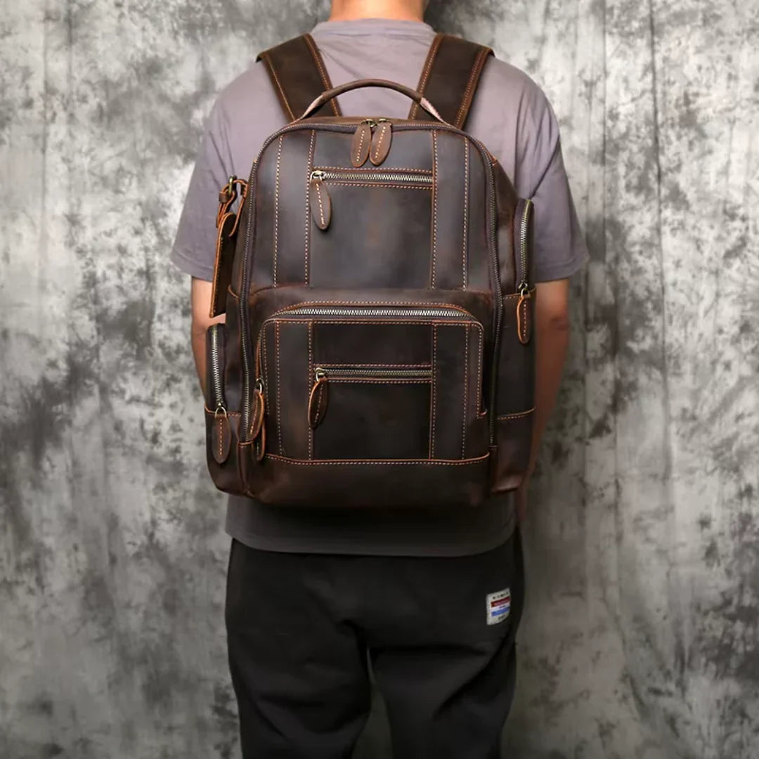 Mochila masculina de couro legitimo marrom escuro BAGAGEM VIP em uso nas costas
