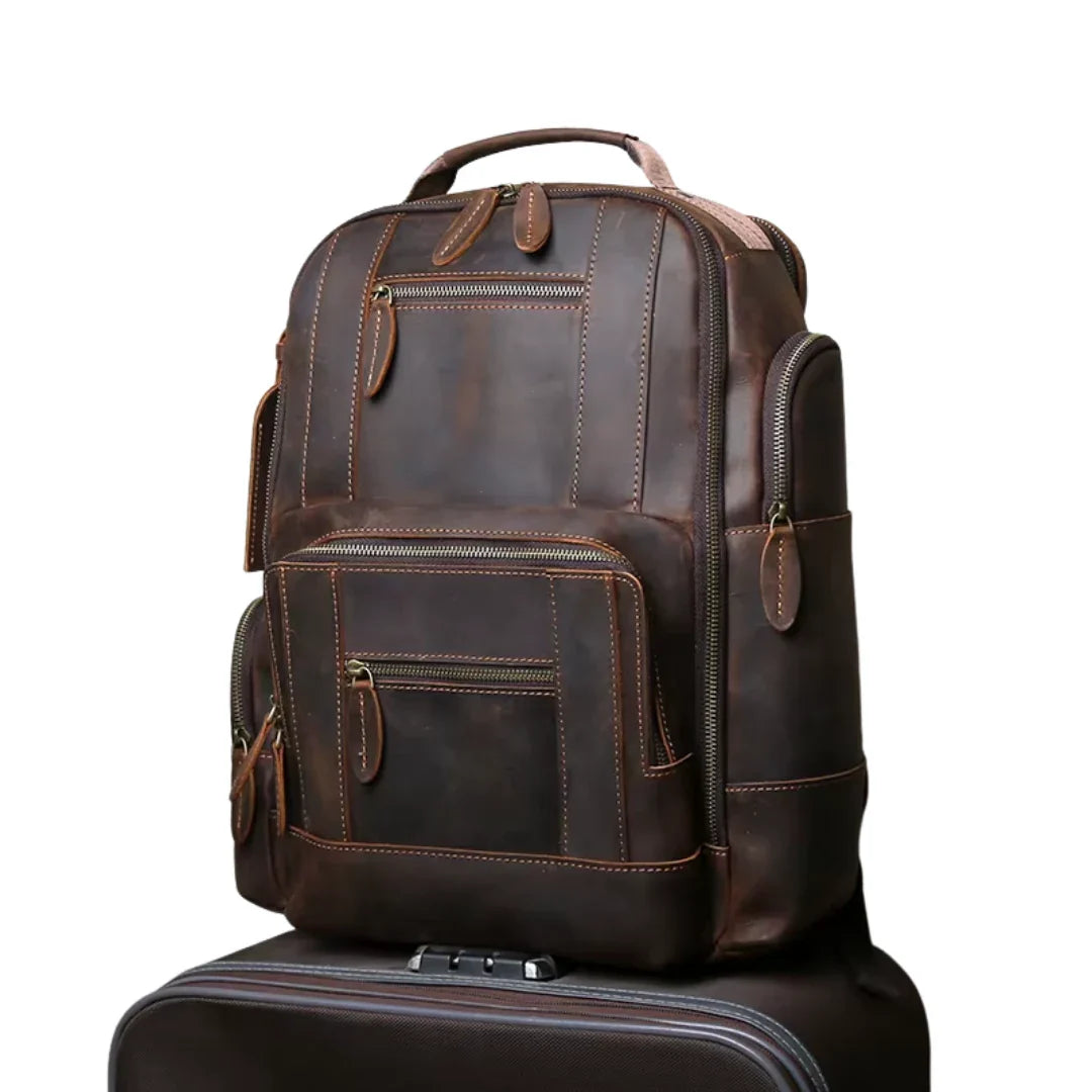 Mochila masculina de couro legitimo marrom escuro BAGAGEM VIP sobre mala de viagem