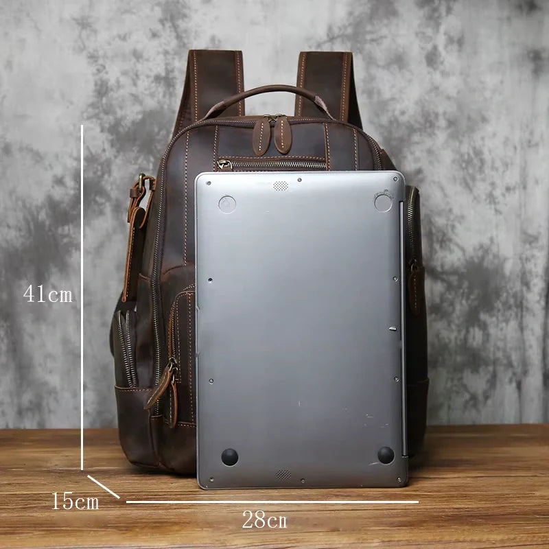 Imagem com medidas em centímetros da mochila masculina de couro legítimo marrom escuro BAGAGEM VIP