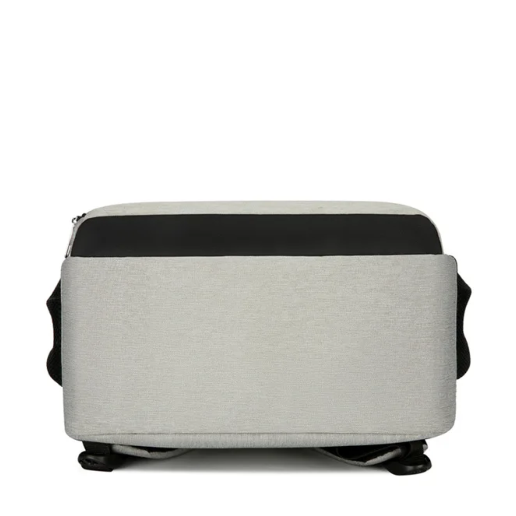 Detalhe da porta USB e entrada de fone da mochila feminina cinza ExecuPack
