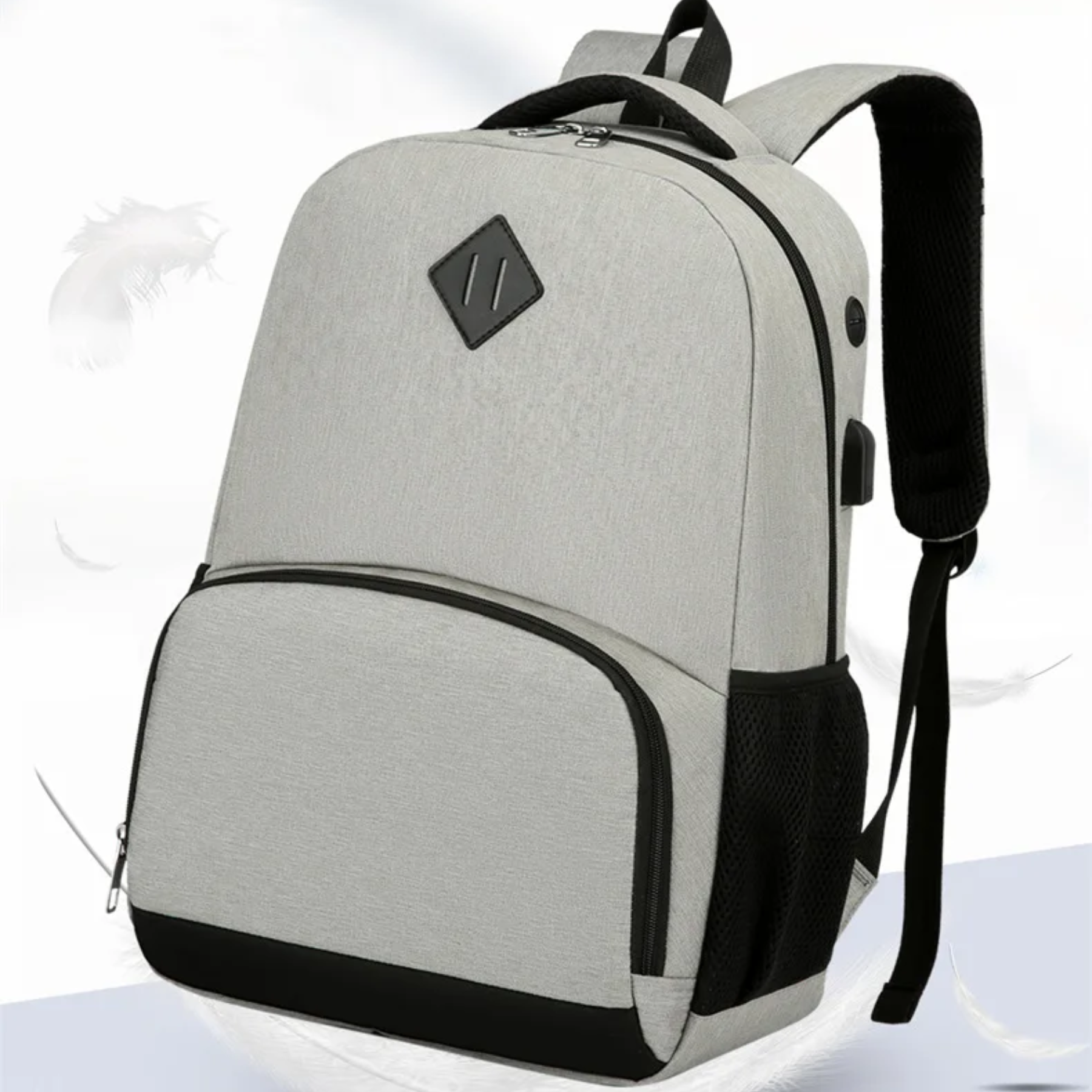 Mulher usando mochila feminina cinza ExecuPack em ambiente de trabalho