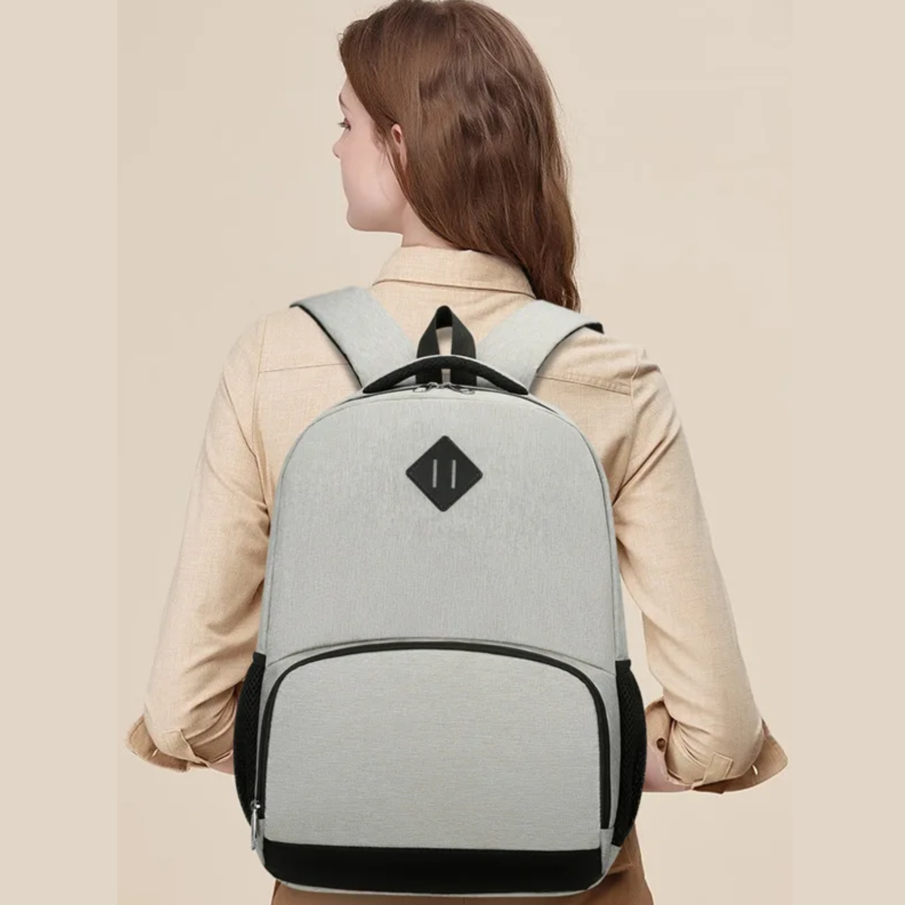 Mochila feminina cinza impermeável para notebook até 15,6 polegadas vista lateral