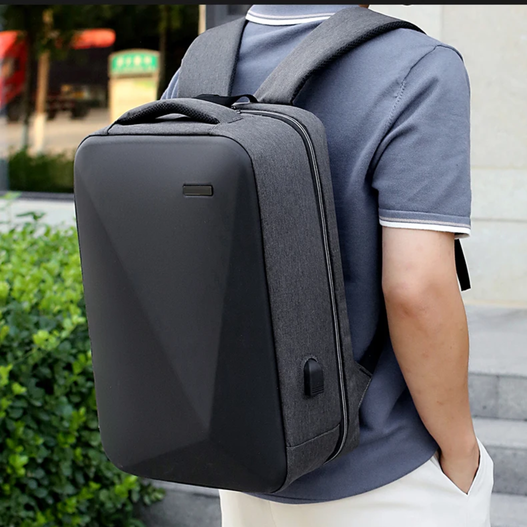 Vista lateral da mochila masculina TechGuard cinza antifurto