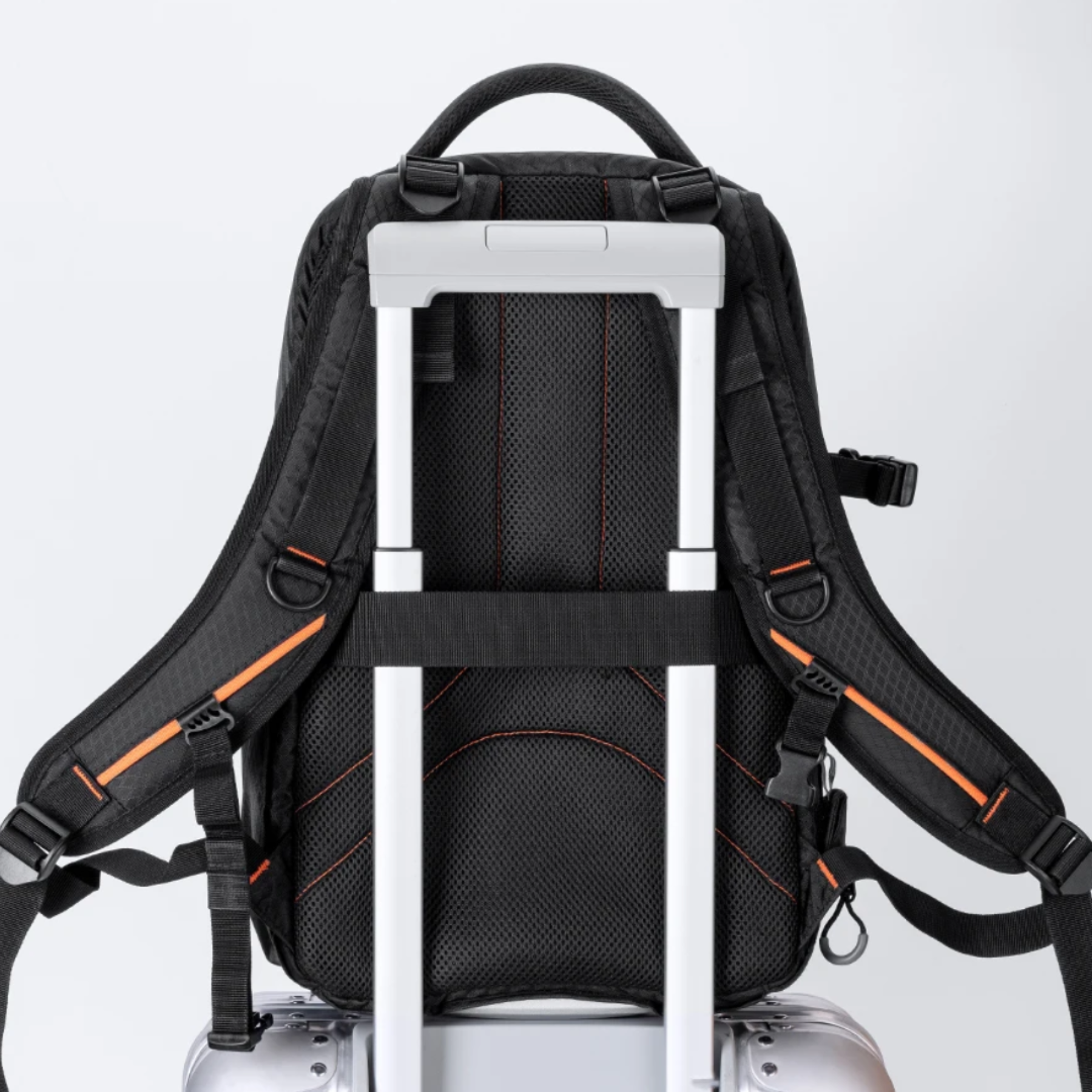 Fotógrafo usando mochila SnapGear preta 18 litros para câmera DSLR