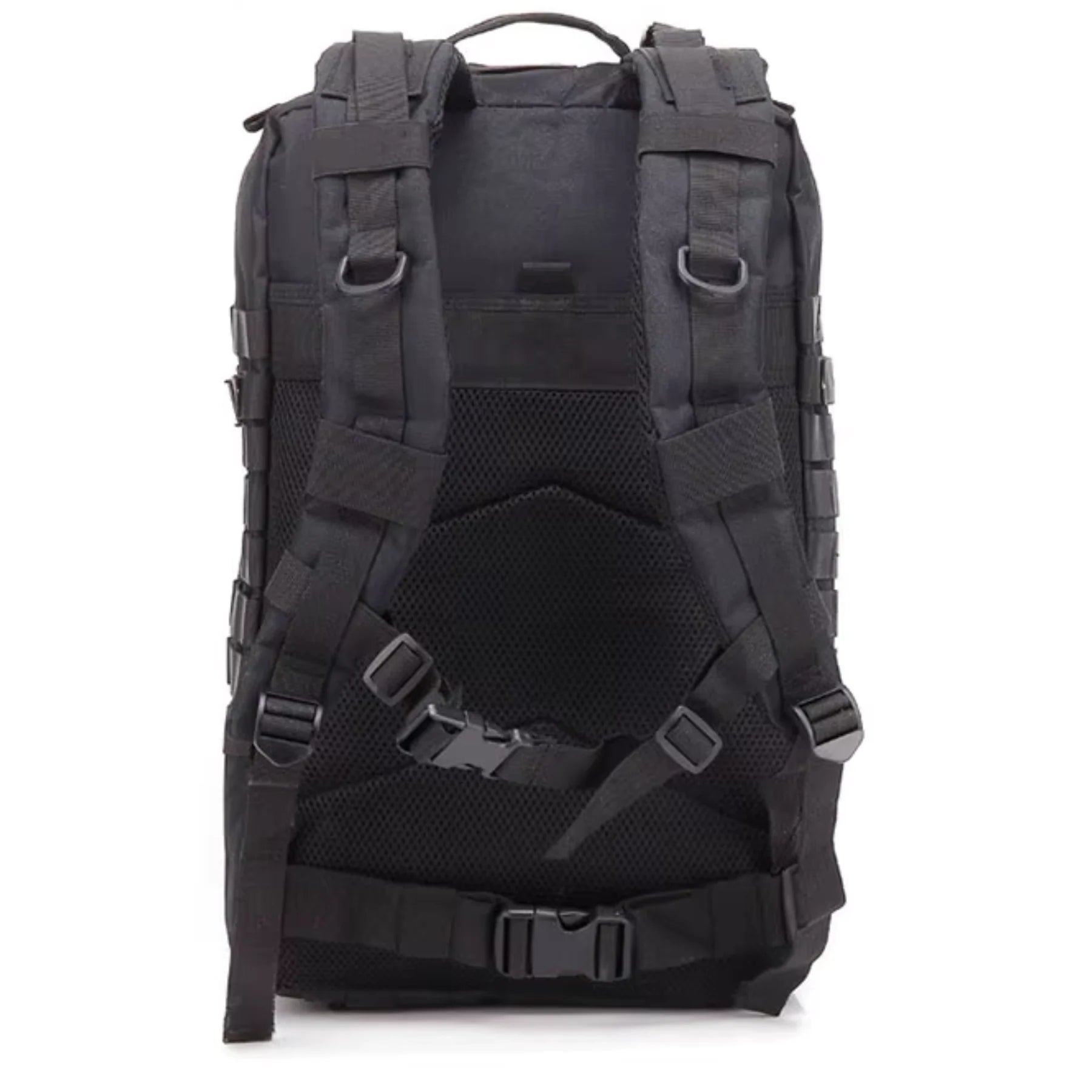 Mochila tática preta 50L mostrando capacidade de carga para equipamentos militares