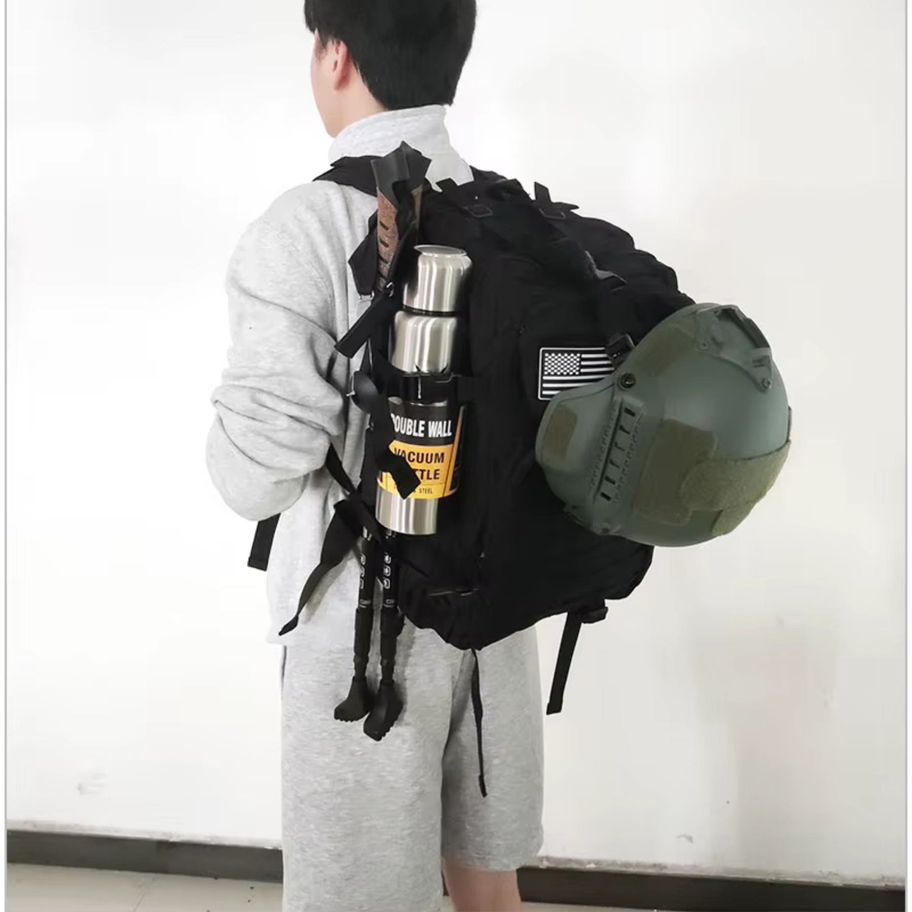 Mochila tática preta 50L aberta mostrando compartimentos internos espaçosos