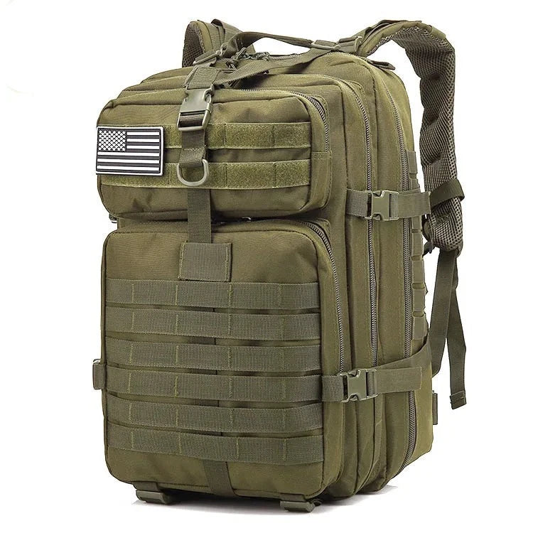Mochila tática militar verde 50L masculina vista frontal, resistente e impermeável