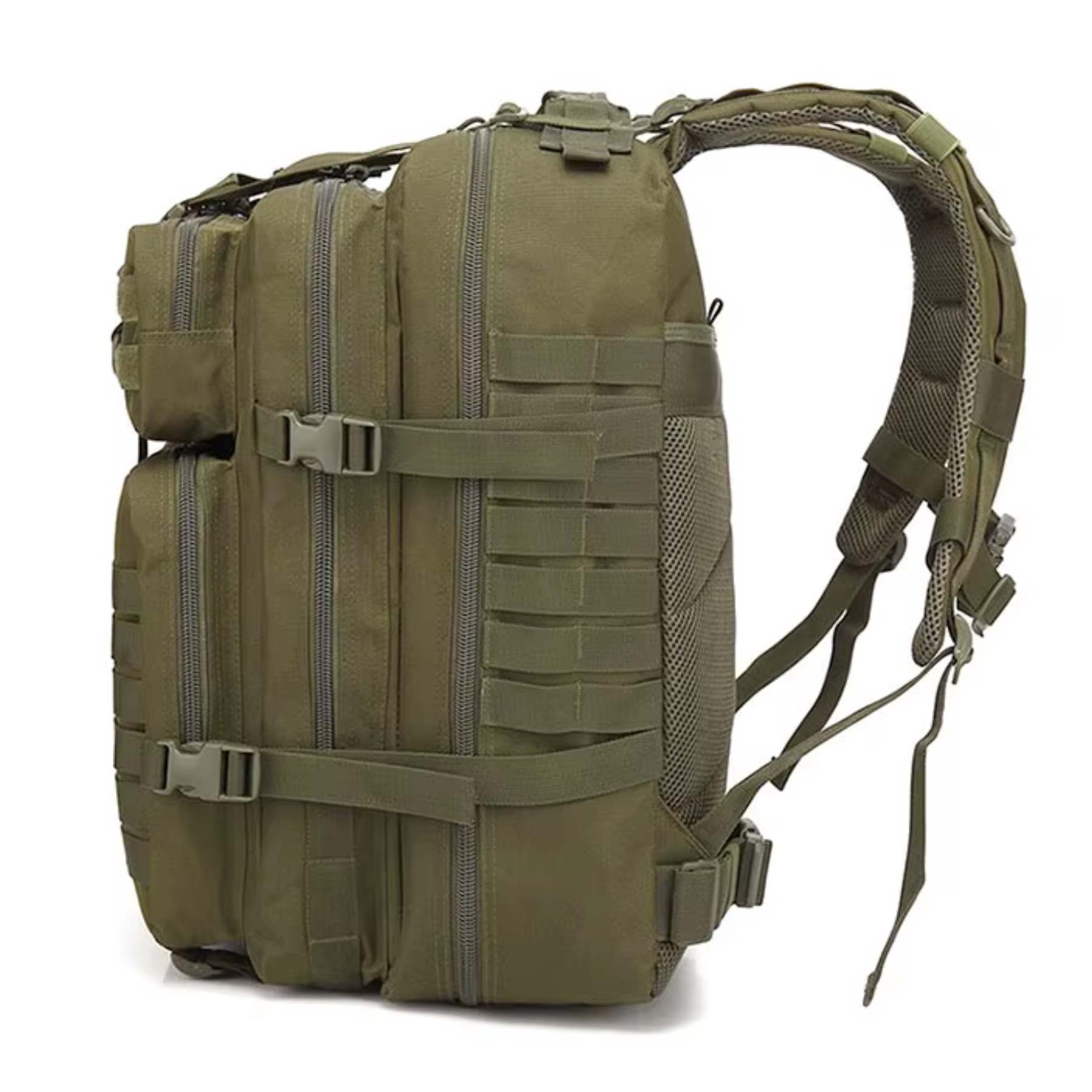 Homem usando mochila tática verde 50L militar em ambiente de aventura